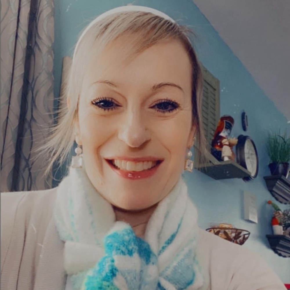 Meet your Posher, Adena
